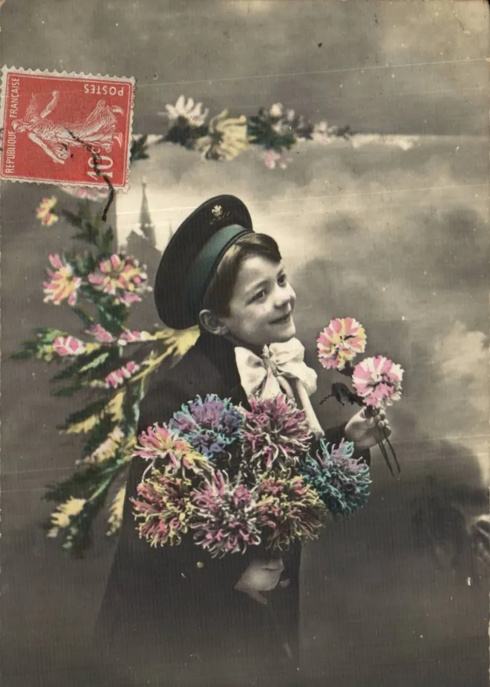 Kind im Uniform — mit Blumenstrauß — Verlag unbekannt - Vorderseite