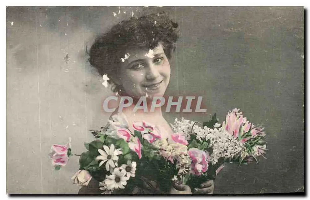Jeune femme souriante — tenant un bouquet de fleurs — éditeur non imprimé sur la carte - Vorderseite