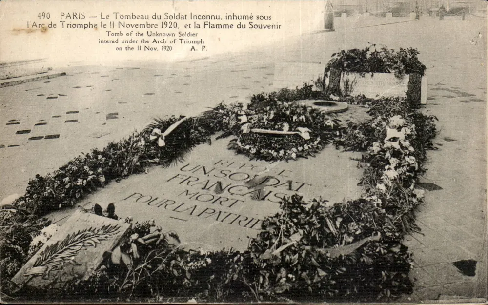 Paris — Le Tombeau du Soldat Inconnu, inhumé sous l'Arc de Triomphe le 11 Novembre 1920 — A. P. - Frente