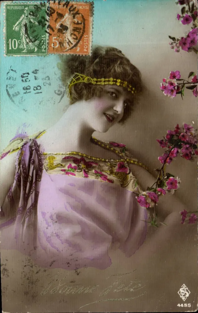 Frau in Lilak-Gardine und Blumen — Frohe Geburtstagskarte — Verlag 4455 - Vorderseite