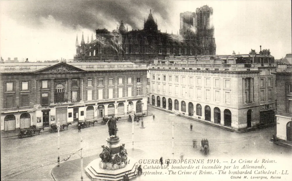Kathedrale von Reims — bombardiert und in Brand gesteckt von den Deutschen — 1914 — Cliché M. Lavergne, Reims - Vorderseite