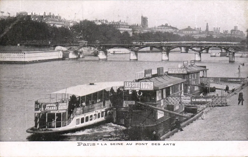 Paris - Die Seine am Pont des Arts — Werbboote und Metallbrücke - Vorderseite