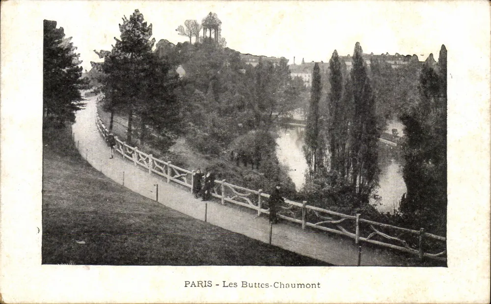 PARIS - Les Buttes-Chaumont — vista do lago e do caminho com corrimão — editor não visível - Frente