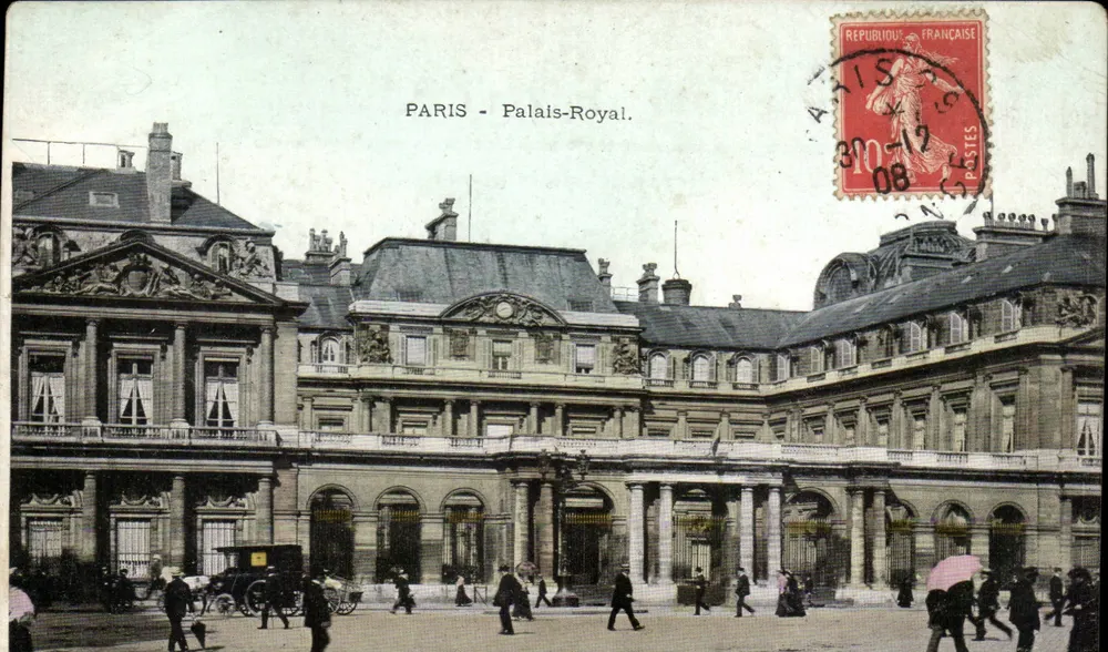 PARIS - Palácio-Royal. — Vista do palácio e da praça, com carruagem e pedestres — Editor não visível, número de série ilegível - Frente