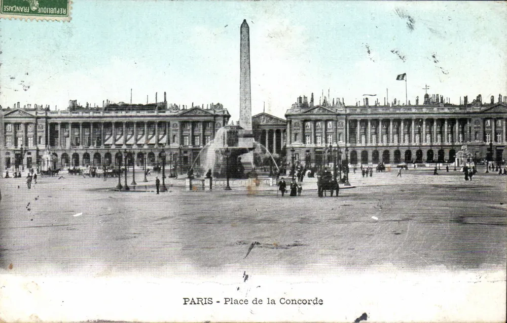 PARIS - Place de la Concorde — widok z obeliskiem i fontanną — wydawca nieznany, numer serii nie widoczny - Awers