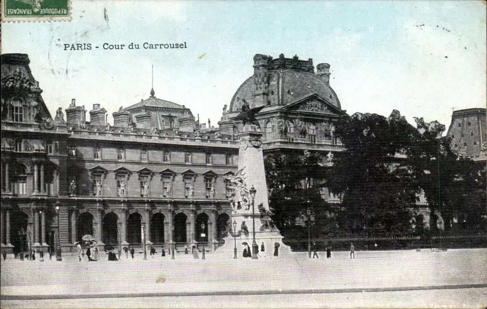 Paris - Cour du Carrousel — vista da praça com o monumento do Carrousel e os edifícios do Louvre — editor não identificado - Frente