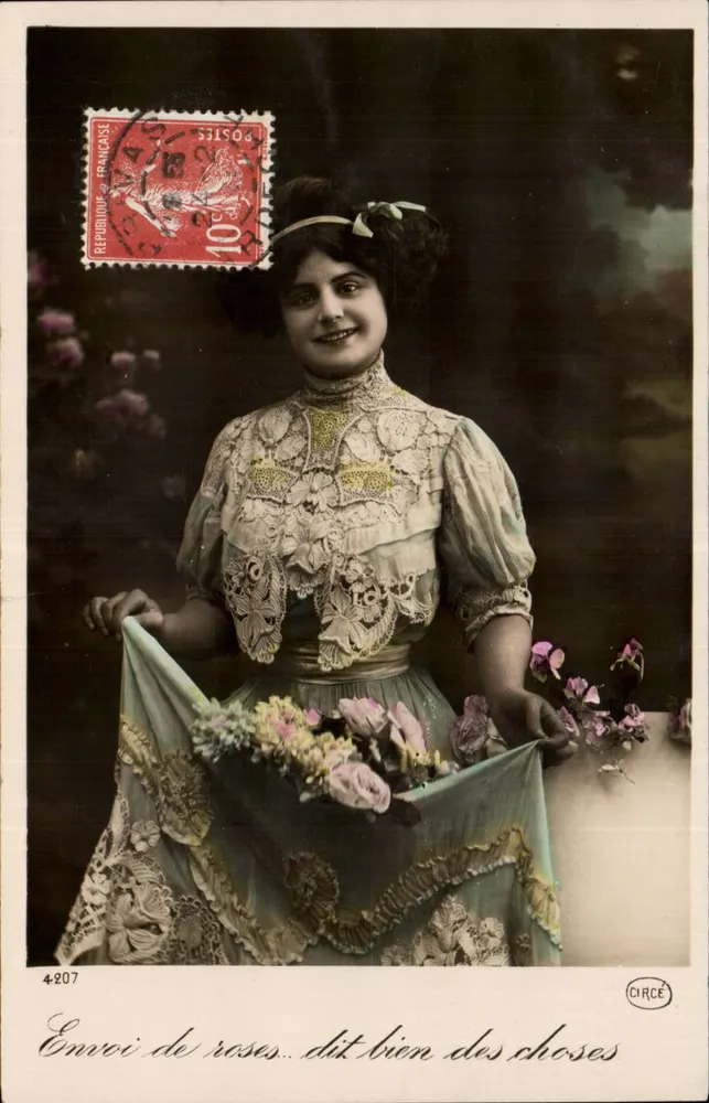 Frau in besticktem Kleid mit Rosenstrauß — heißt 'viele Dinge' — CIRCE, Nr. 4207 - Vorderseite