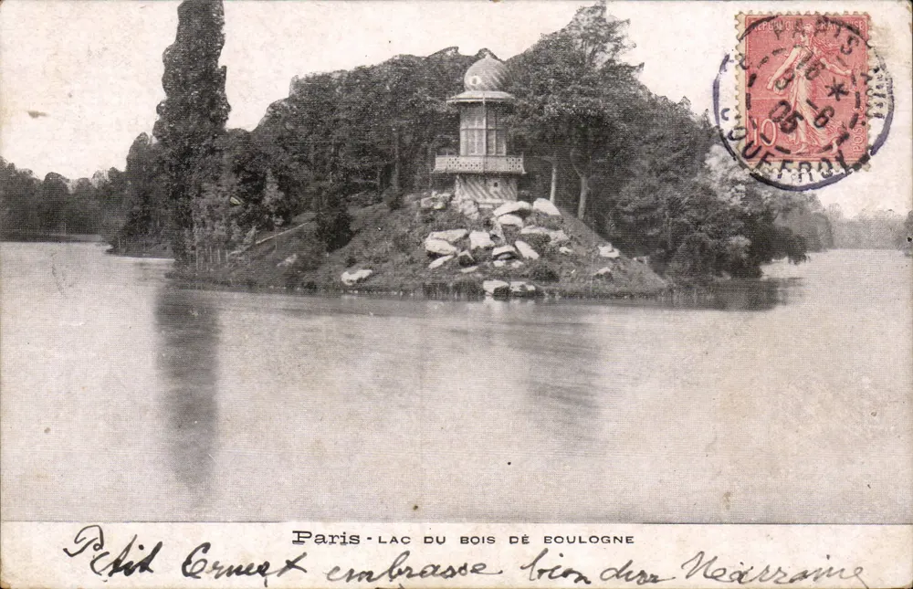 Paris - Lago do Bois de Boulogne — Petit Ermet abraça longe em Neauphle - Frente