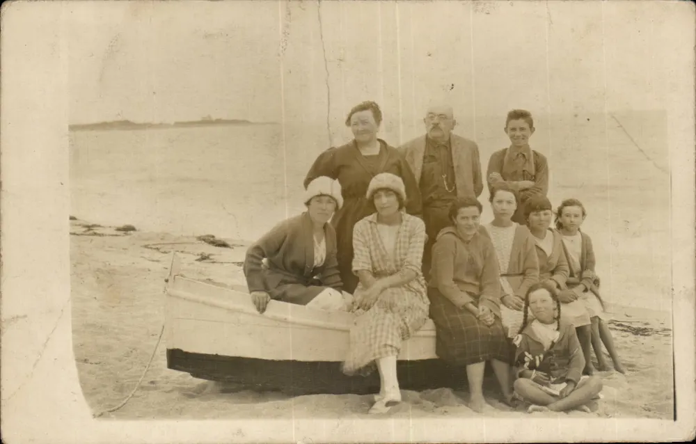 Familiengruppe auf einem Strand — mit Boot — unbekannter Verlag - Vorderseite