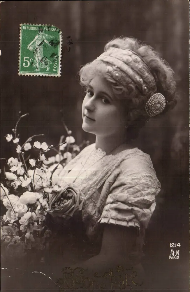 Junge Frau in Seidenkleid mit Blumenbouquet — A.N. Paris, n° 1214 - Vorderseite