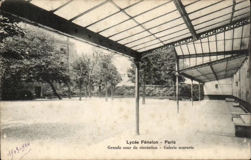 Lycée Fénelon - Paris — Grande cour de récréation - Galerie couverte — Sini-Bonomure & Breger Frères, Paris - Frente