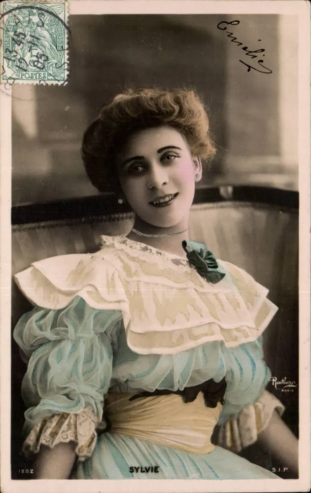 Sylvie — Porträt einer Frau in einem Rüschenkleid — S.I.P. Paris, Nr. 1282 - Vorderseite