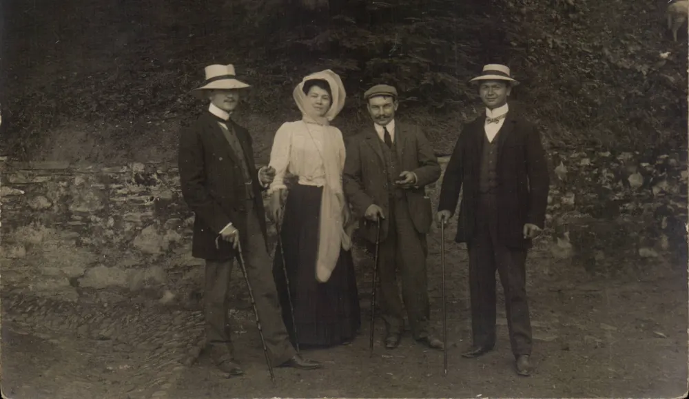 Gruppe von vier Personen — ländlicher Landschaft — R. Gaillenmout, Besseflug et Cie, Paris - Vorderseite