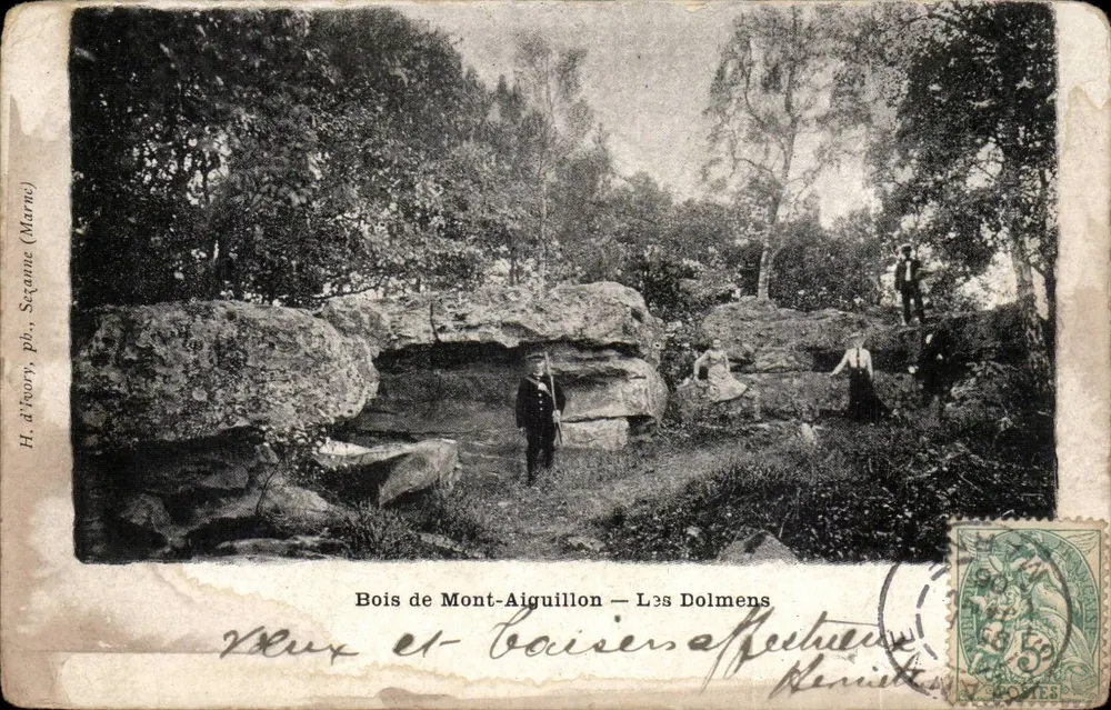 Antike Ansichtskarte Bois de Mont-Aiguillon — Les Dolmens — H. d'Foory, pb., Sézanne (Marne) - Vorderseite