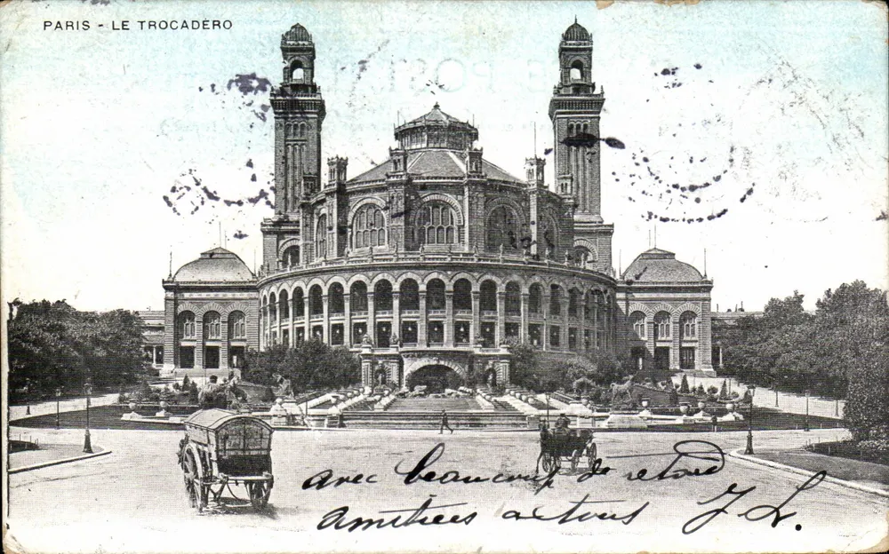 Paris - O Trocadéro — vista do Palácio de Chaillot com carruagens — editor J.D. (número de série ilegível) - Frente