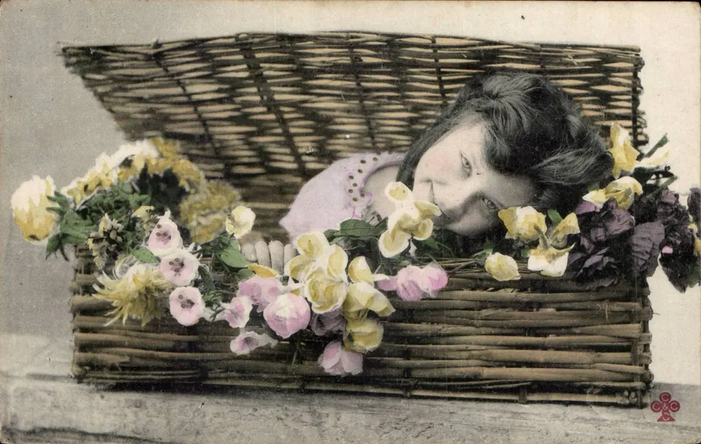 Menina em um cesto de flores — editor desconhecido, número de série não visível - Frente