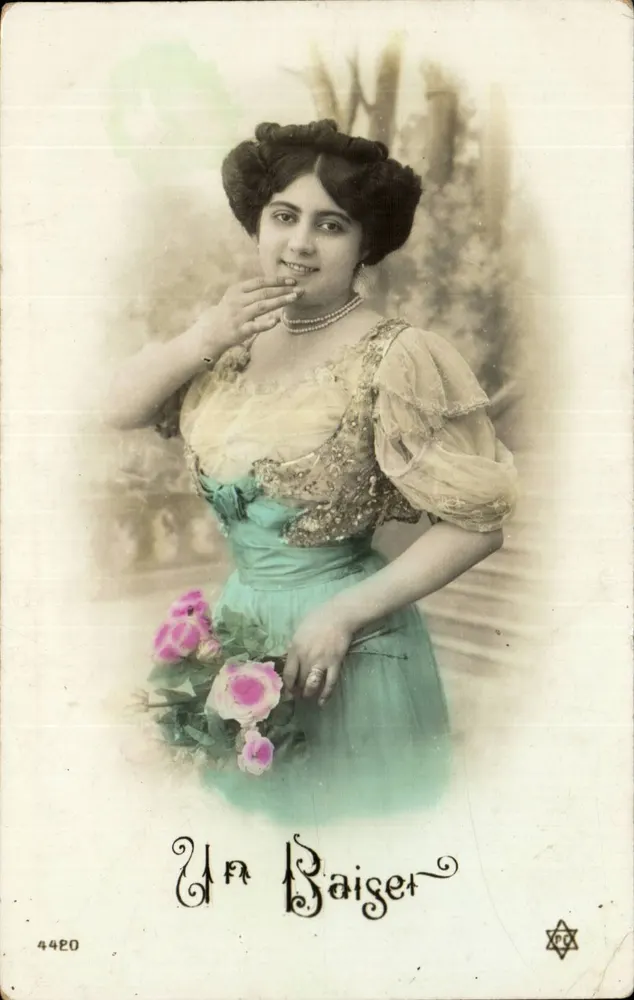 Eine Frau in einem blauen Kleid mit einem Rosenstrauß — Ein Kuss — Verlag P. D. n° 4420 - Vorderseite