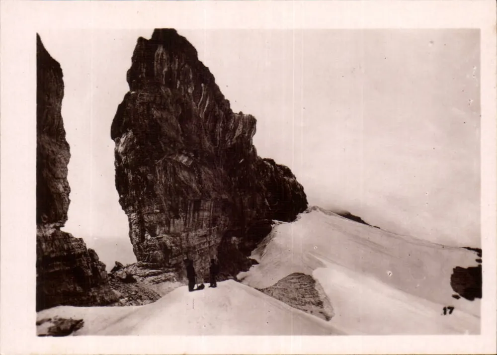Dois alpinistas diante de um grande bloco rochoso nevado — série 17 — - Frente