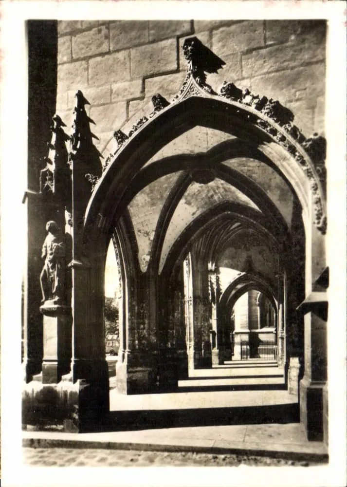 Igreja de Saint-Germain-l'Auxerrois — Perspectiva sob o Portal — Edições de Luxo « Estel » n° 4606 - Frente