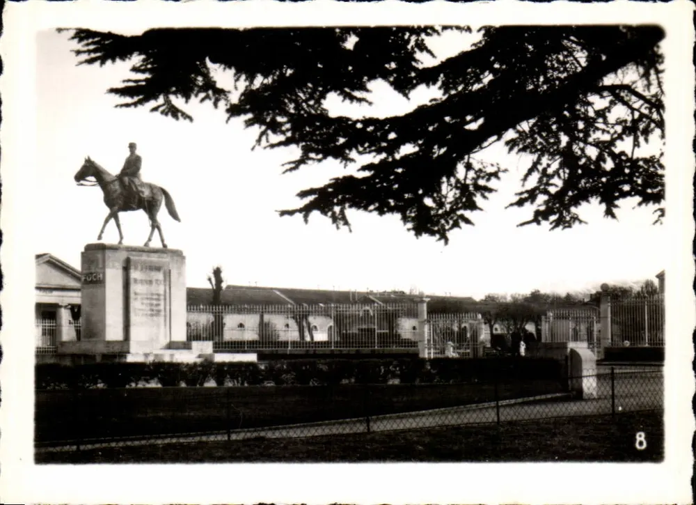 Estatua equestre de Philippe Pétain — Monument a Foch — editor desconhecido, n° 8 - Frente