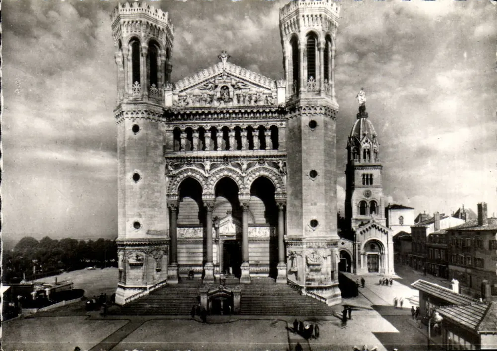 Basílica Nossa Senhora de Fourvière; a fachada — número de série não visível - Frente