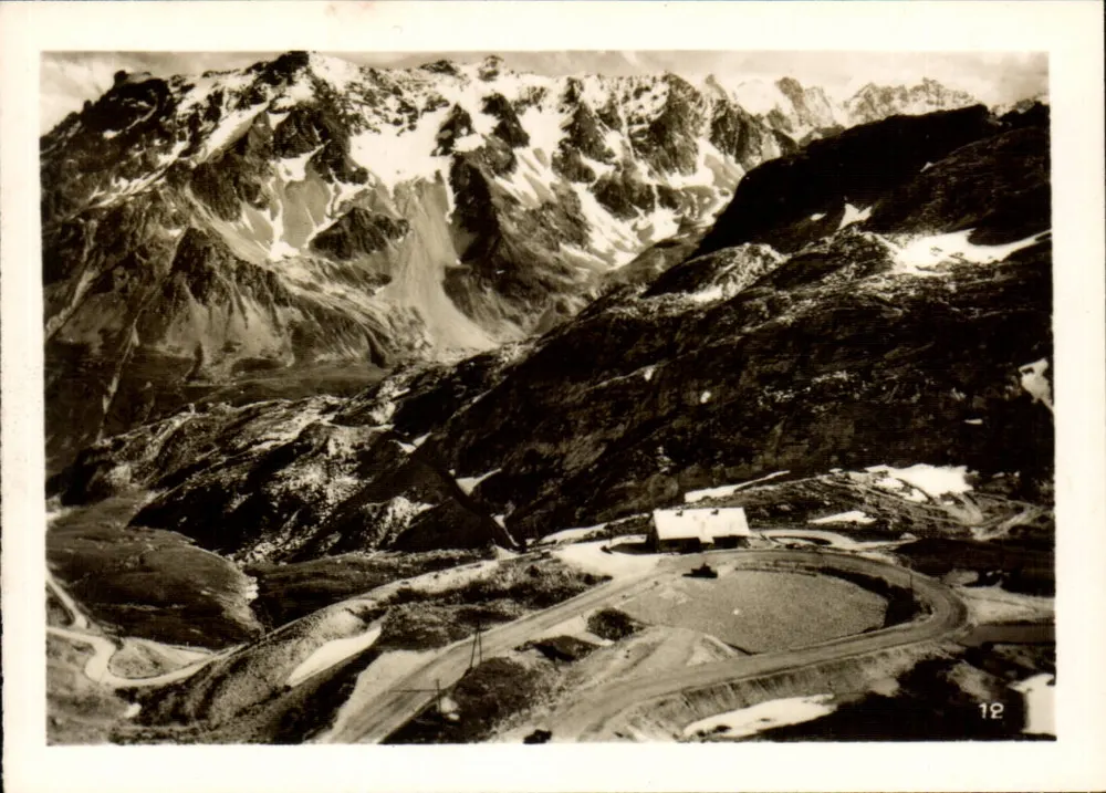 Vista alpina — montanhas nevadas e chalé — série 12 - Frente