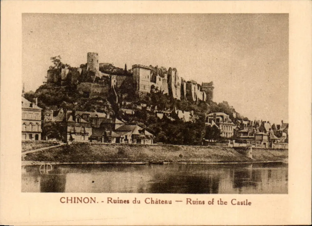 Chinon - Ruínas do Castelo — Ruins of the Castle — AP - Frente