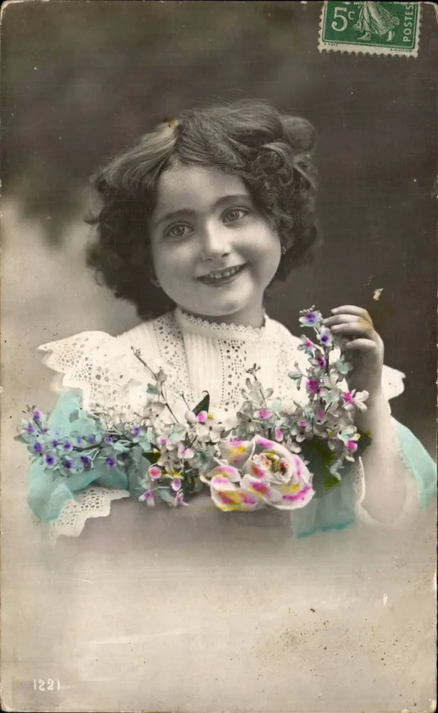 Menina sorridente segurando um buquê de flores — editor desconhecido, n° 1221 - Frente