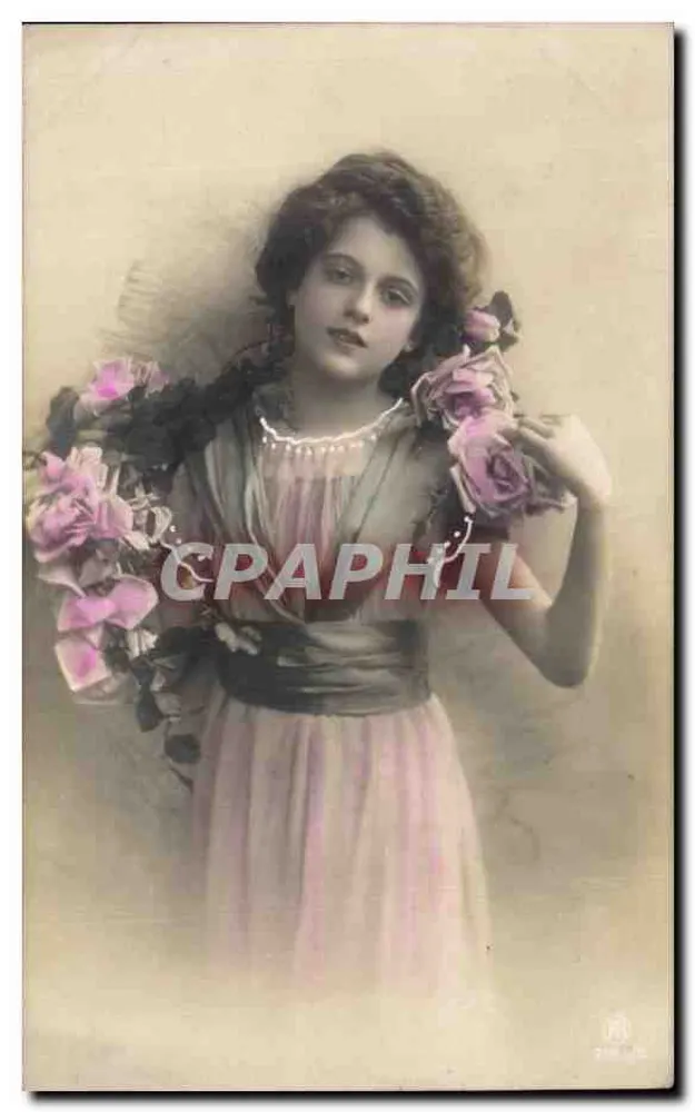 Junge Frau in einem rosa Kleid mit Rosen — n° 318190 - Vorderseite