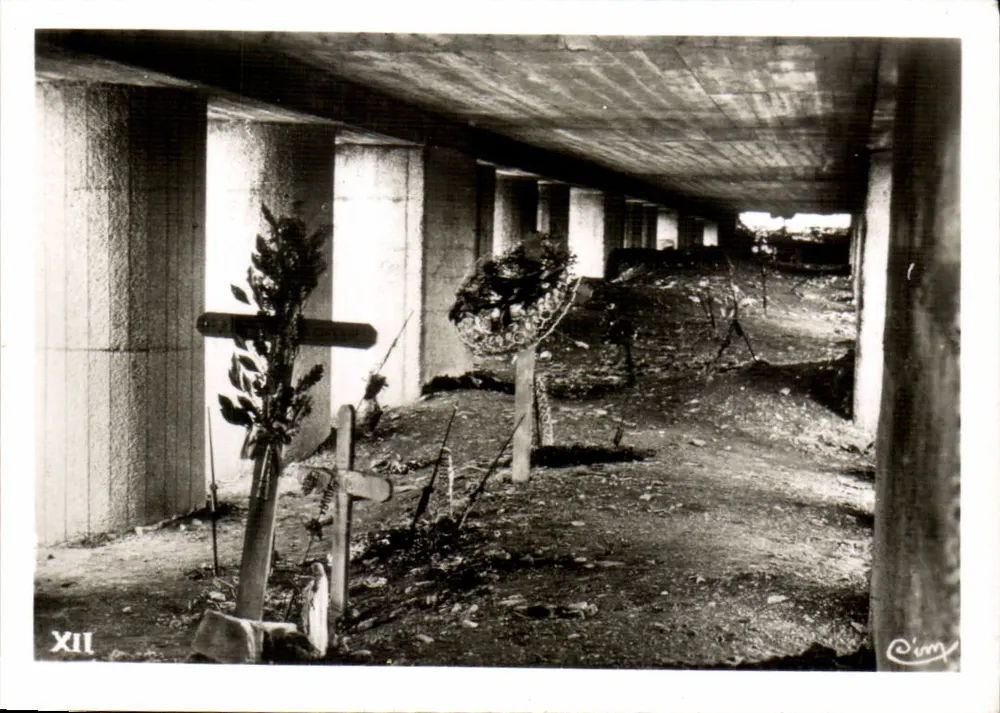 Cemitério militar sob ponte — subestrutura de concreto — C'imm, n° XII - Frente