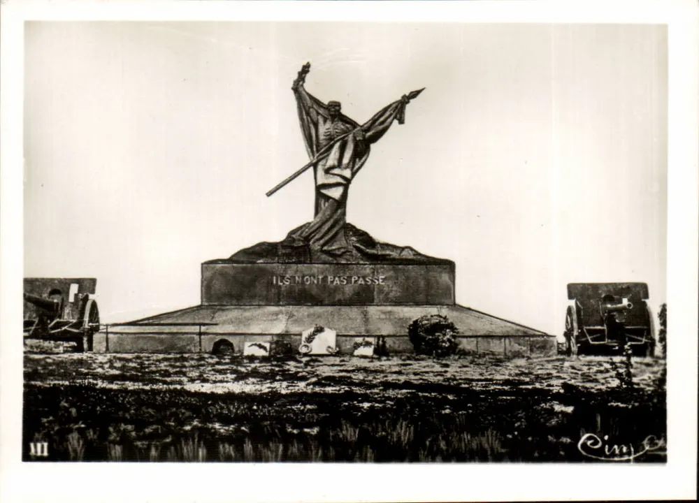 Monumento aos Mortos da Guerra — estatua de soldado brandindo uma espada — editor Cingo, n° III - Frente