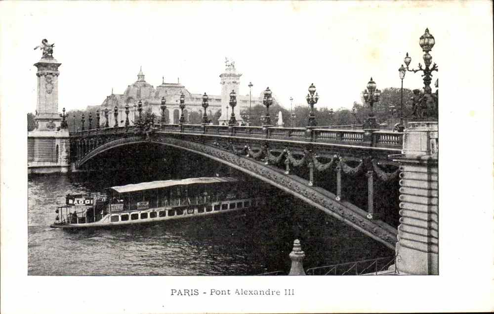 Paris - Ponte Alexandre III — vista com barco MAGGI — editor MAGGI - Frente