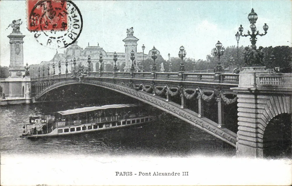 PARIS - Pont Alexandre III — vista do ponte com barco no rio Sena — editor VESTICE - Frente