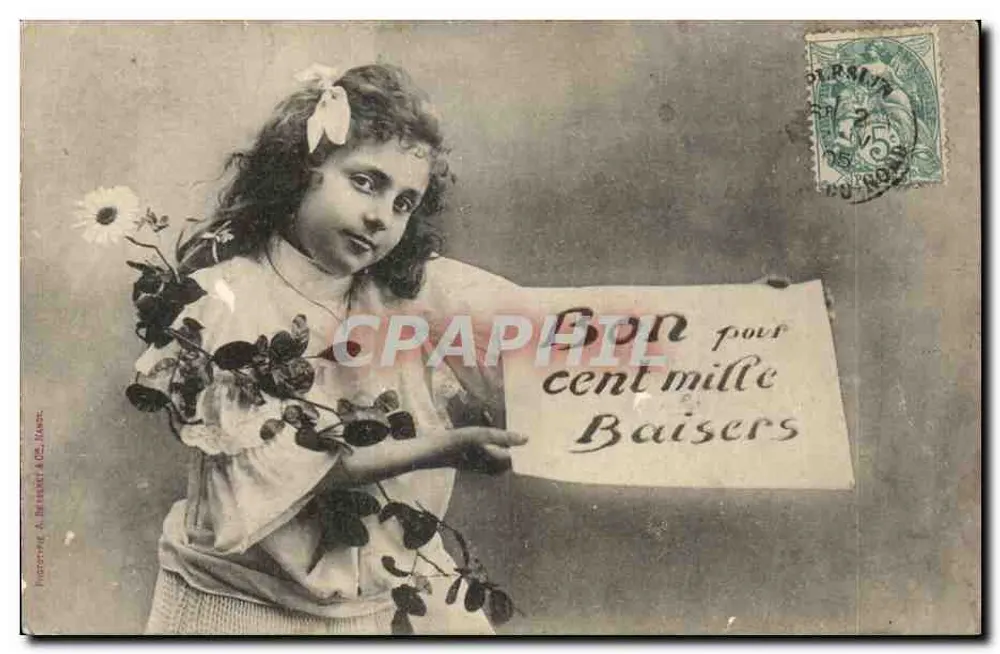 Mädchen mit Schild 'Gut für tausend Küsse' — Fotograf A. BRAERET & Cie, Mantes - Vorderseite
