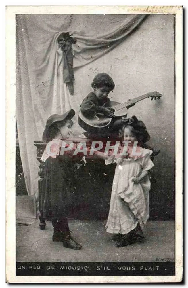Kinder, die Gitarre spielen — P.W. PARIS — Seriennummer nicht lesbar - Vorderseite