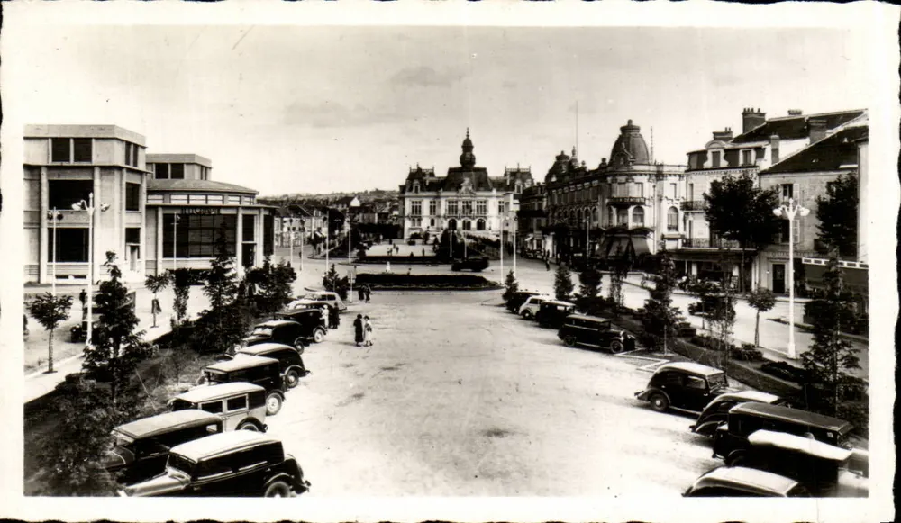 Vichy - Neue Postplatz und Ansicht des Rathauses - Vorderseite