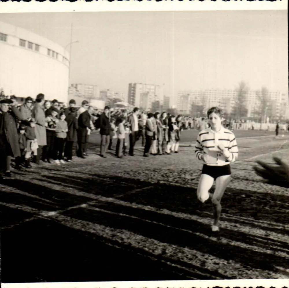 Atleta feminina em corrida — estádio externo — datada por volta de 1960 - Frente