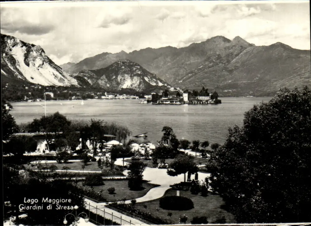 Lago Maggiore — Giardini di Stresa — Ansicht des Sees und der Insel mit Bergen im Hintergrund - Vorderseite