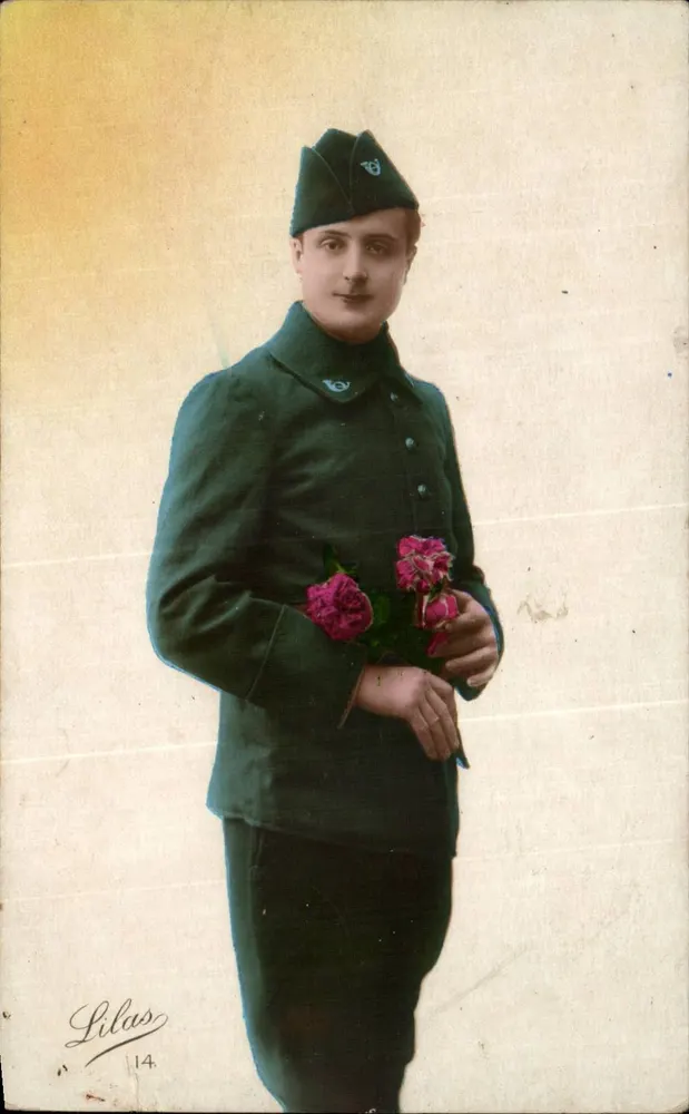 Soldat in dunkelgrüner Uniform — mit Rosenstrauß — Foto Lilas n°14 - Vorderseite