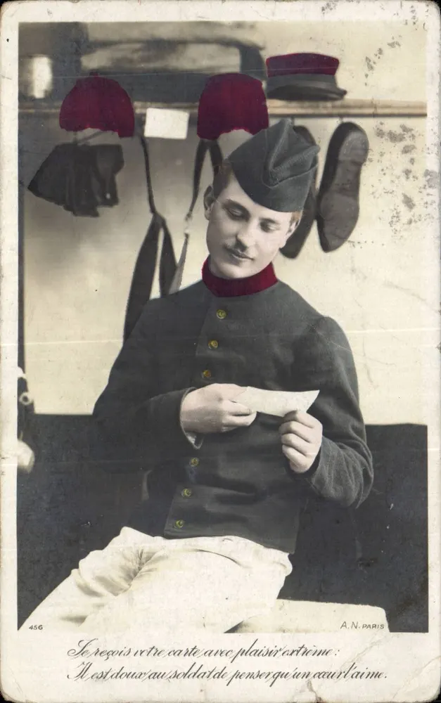 Soldat im Uniform — Innenraum-Szene mit Helmen und Stiefeln — A.N. PARIS n°456 - Vorderseite