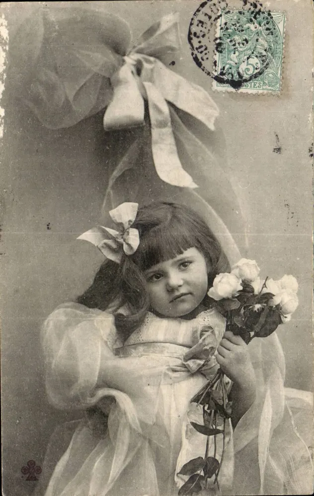 Menina com vestido de renda segurando rosas — editor desconhecido, número de série não visível - Frente