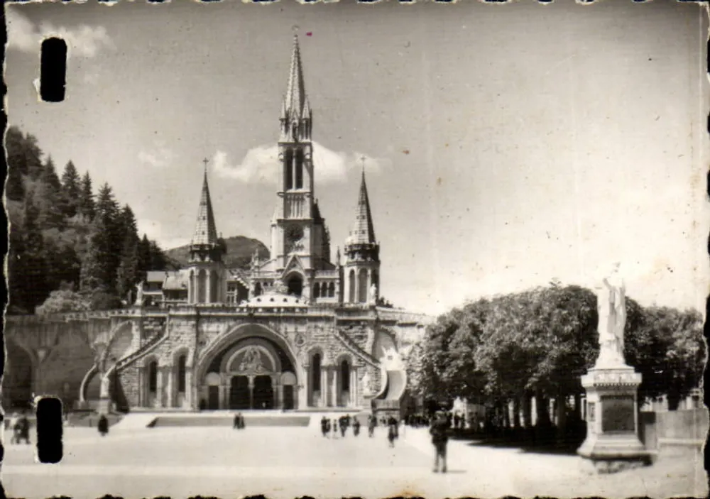 Lourdes — Ansicht der Kirche des Rosenkranzes und der Basilika - Vorderseite