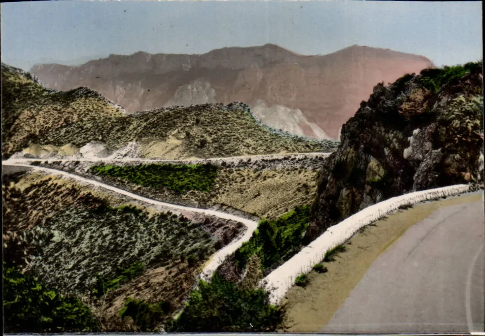 Os curvas da estrada de Aiguines — visão panorâmica — editor não visível - Frente