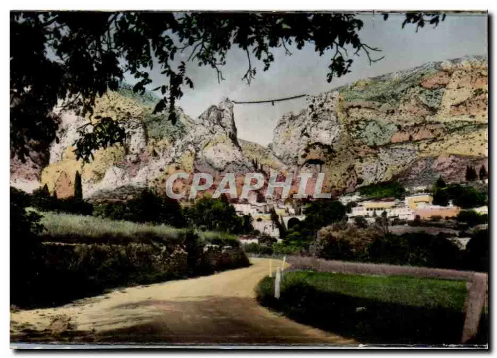 Moustiers-Sainte-Marie — visão panorâmica do vilarejo encaixado entre montanhas — editor não visível - Frente
