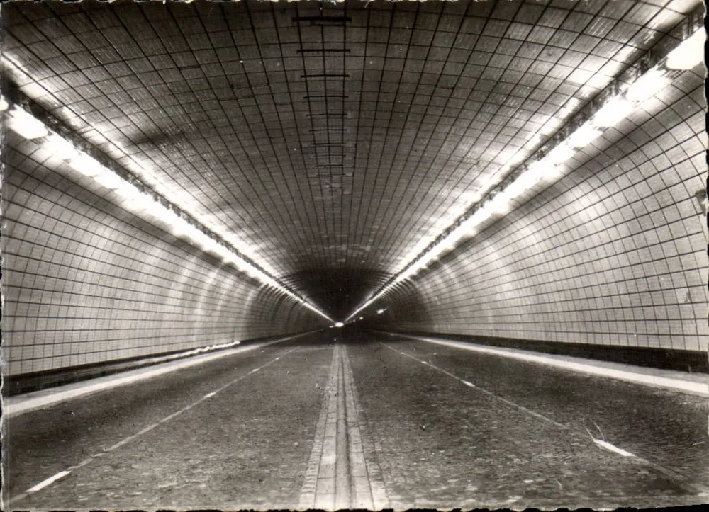 Der Straßentunnel unter dem Croix-Rousse-Hügel - Vorderseite