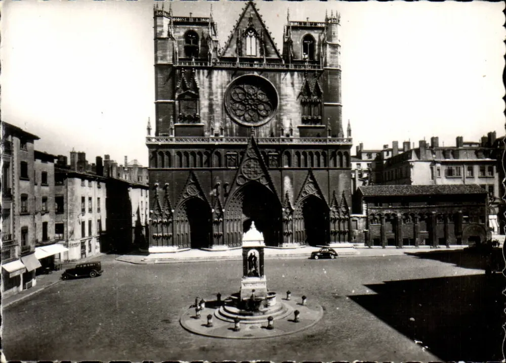 Plaats en Kathedraal Saint-Jean - Voorkant