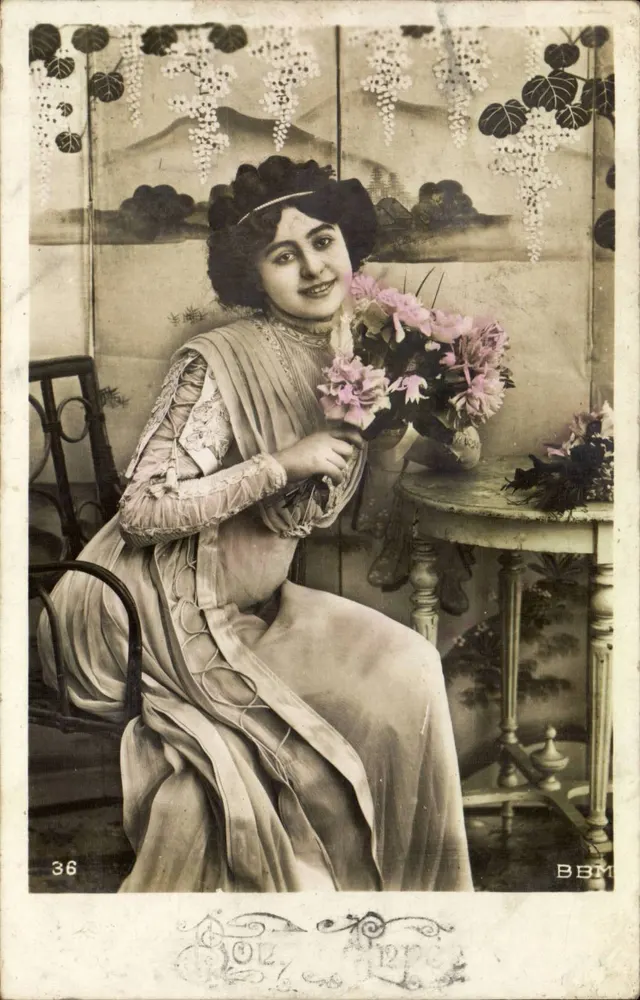 Junge Frau in eleganter Kleidung — hält einen Blumenstrauß — Verlag BBM, n° 36 - Vorderseite