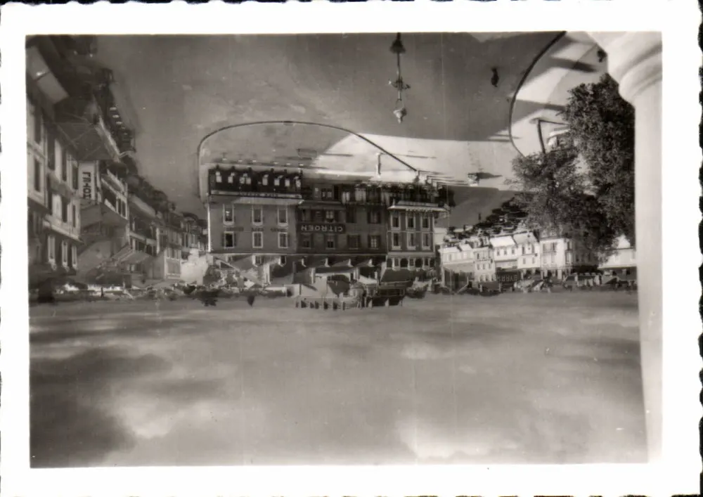 Tarbes - Praça de Verdun — vista da praça com edifícios e placas Citroën - Frente