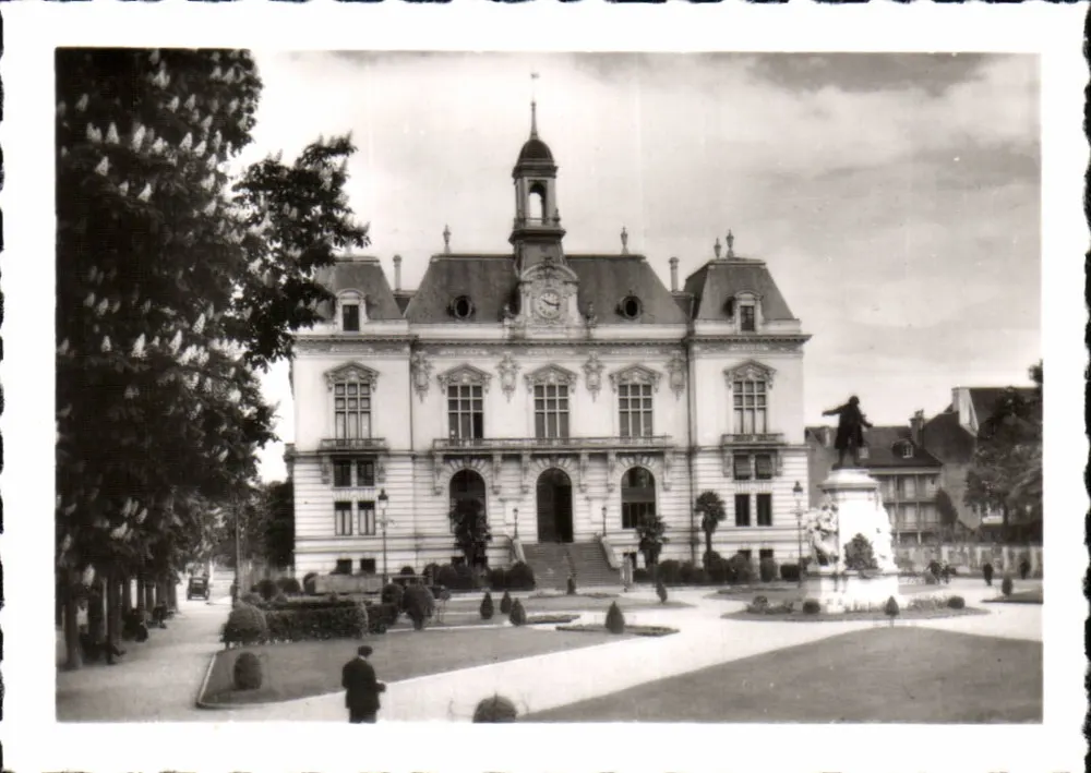Tarbes - O Hotel da Cidade — reprodução proibida - Frente