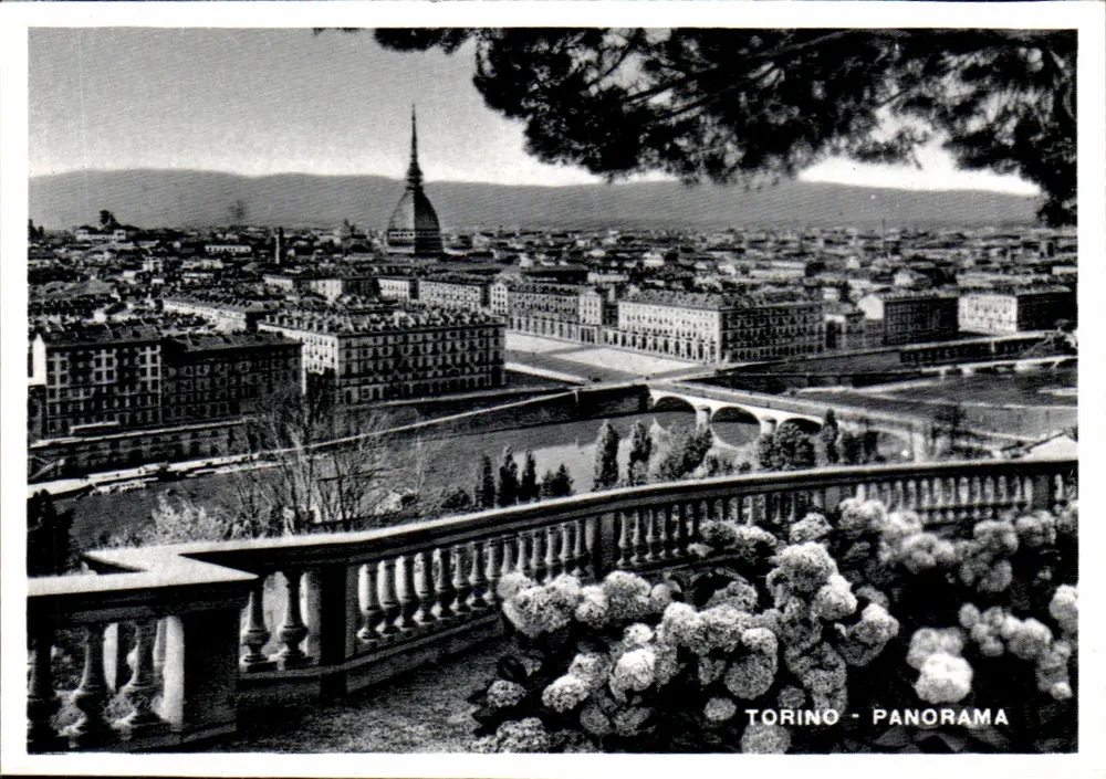 Torino - Panorama — Vista aérea da cidade com o Mole Antonelliana — editor não visível - Frente